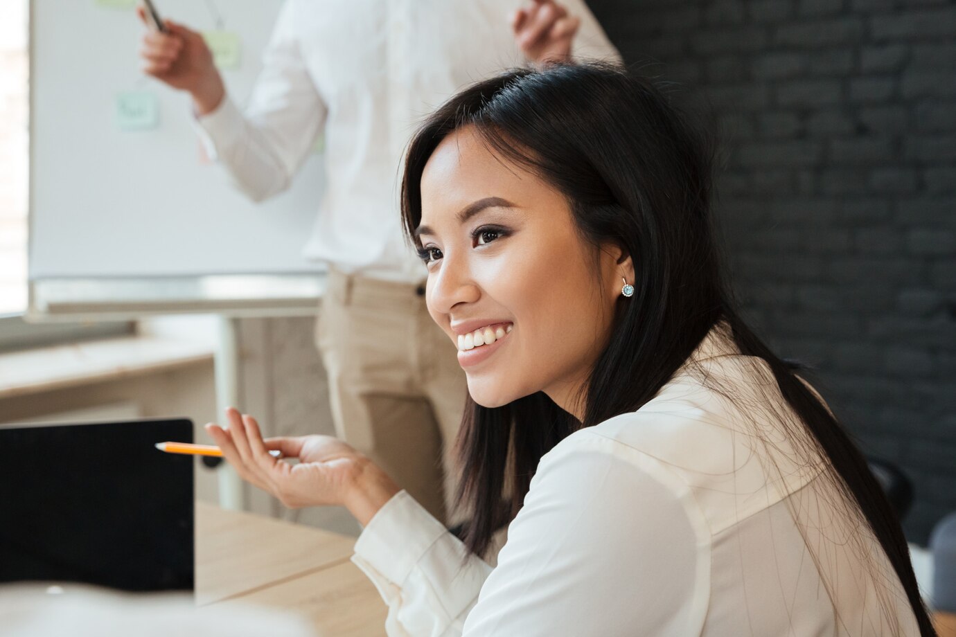 businesswoman-talking-with-colleague_171337-867