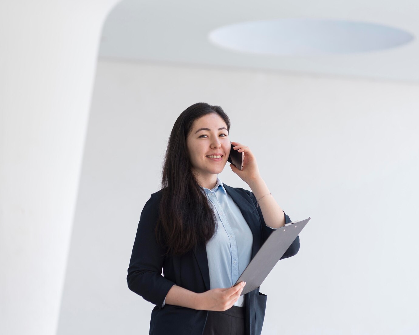 medium-shot-smiley-business-woman_23-2148692797