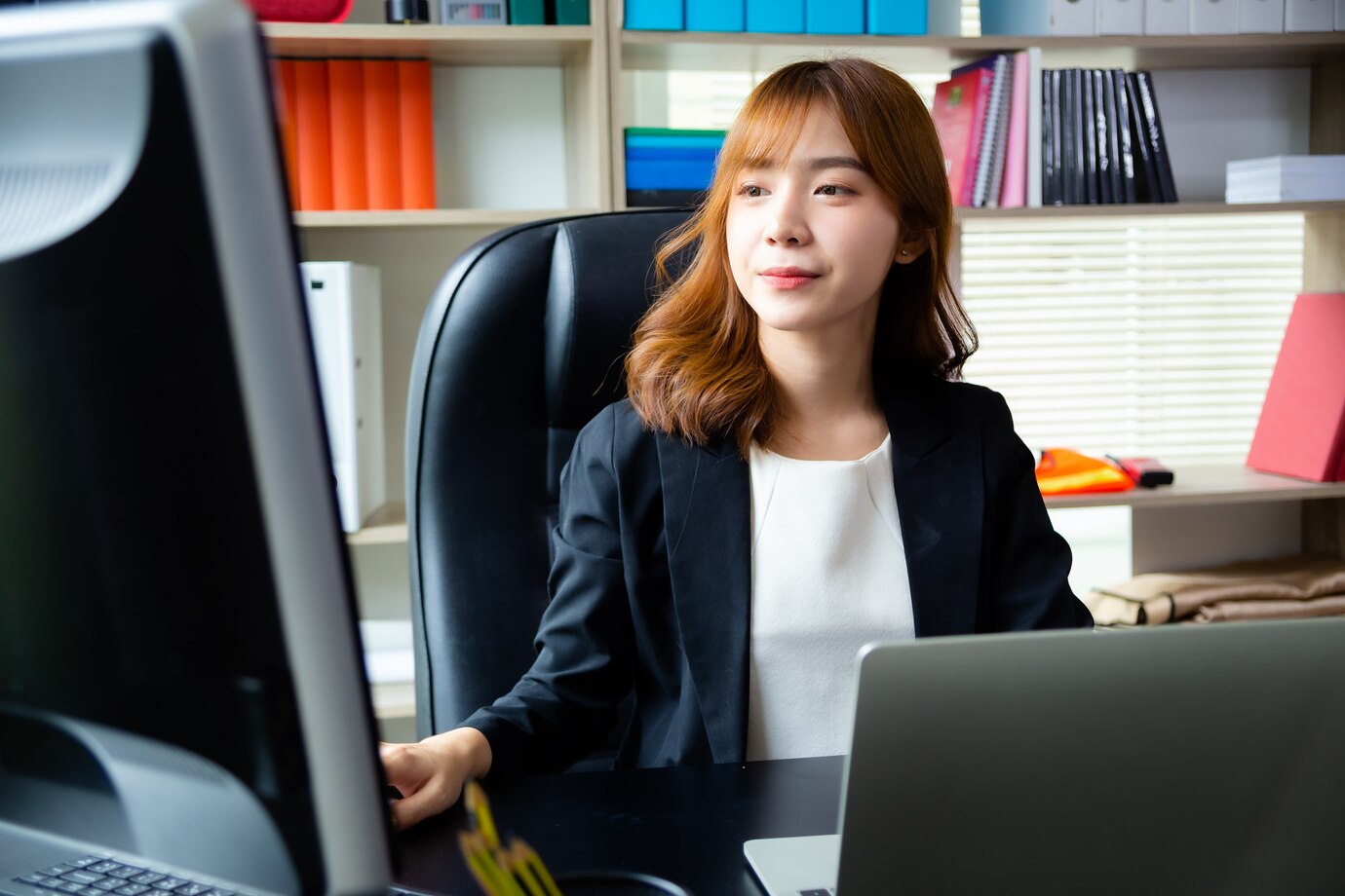 pretty-woman-working-office_1150-15728